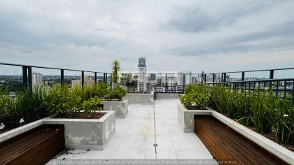 Studio mobiliado no Centro de Curitiba — 22 m², rooftop com piscina — R$ 2.700/mês