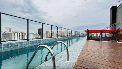 Studio mobiliado no Centro de Curitiba — 22 m², rooftop com piscina — R$ 2.700/mês