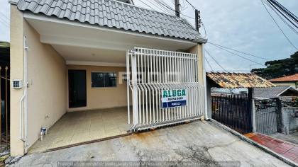 Sobrado Triplex para Alugar por R$ 4.500 com 3 Quartos, Suíte, Terraço e 2 Vagas no Xaxim – Curitiba