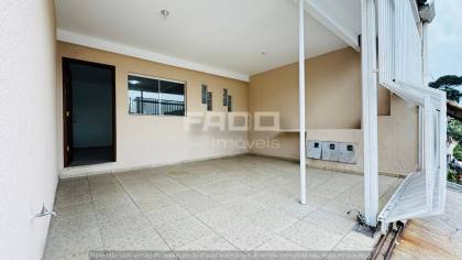 Sobrado Triplex para Alugar por R$ 4.500 com 3 Quartos, Suíte, Terraço e 2 Vagas no Xaxim – Curitiba