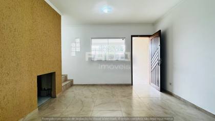Sobrado Triplex para Alugar por R$ 4.500 com 3 Quartos, Suíte, Terraço e 2 Vagas no Xaxim – Curitiba
