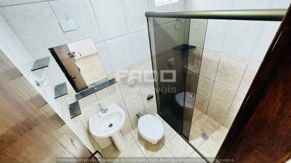Sobrado Triplex para Alugar por R$ 4.500 com 3 Quartos, Suíte, Terraço e 2 Vagas no Xaxim – Curitiba