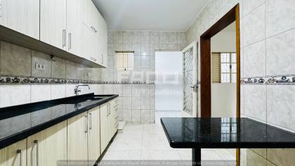 Sobrado Triplex para Alugar por R$ 4.500 com 3 Quartos, Suíte, Terraço e 2 Vagas no Xaxim – Curitiba