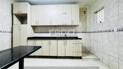 Sobrado Triplex para Alugar por R$ 4.500 com 3 Quartos, Suíte, Terraço e 2 Vagas no Xaxim – Curitiba