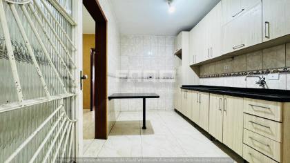 Sobrado Triplex para Alugar por R$ 4.500 com 3 Quartos, Suíte, Terraço e 2 Vagas no Xaxim – Curitiba