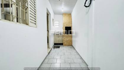 Sobrado Triplex para Alugar por R$ 4.500 com 3 Quartos, Suíte, Terraço e 2 Vagas no Xaxim – Curitiba