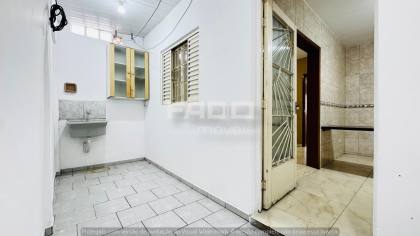 Sobrado Triplex para Alugar por R$ 4.500 com 3 Quartos, Suíte, Terraço e 2 Vagas no Xaxim – Curitiba