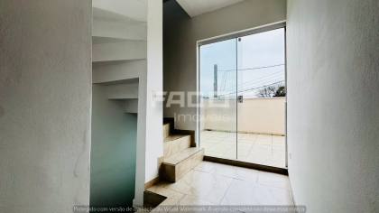 Sobrado Triplex para Alugar por R$ 4.500 com 3 Quartos, Suíte, Terraço e 2 Vagas no Xaxim – Curitiba