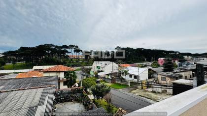 Sobrado Triplex para Alugar por R$ 4.500 com 3 Quartos, Suíte, Terraço e 2 Vagas no Xaxim – Curitiba