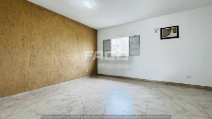 Sobrado Triplex para Alugar por R$ 4.500 com 3 Quartos, Suíte, Terraço e 2 Vagas no Xaxim – Curitiba