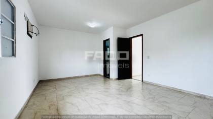 Sobrado Triplex para Alugar por R$ 4.500 com 3 Quartos, Suíte, Terraço e 2 Vagas no Xaxim – Curitiba