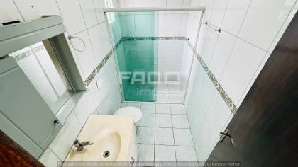 Sobrado Triplex para Alugar por R$ 4.500 com 3 Quartos, Suíte, Terraço e 2 Vagas no Xaxim – Curitiba