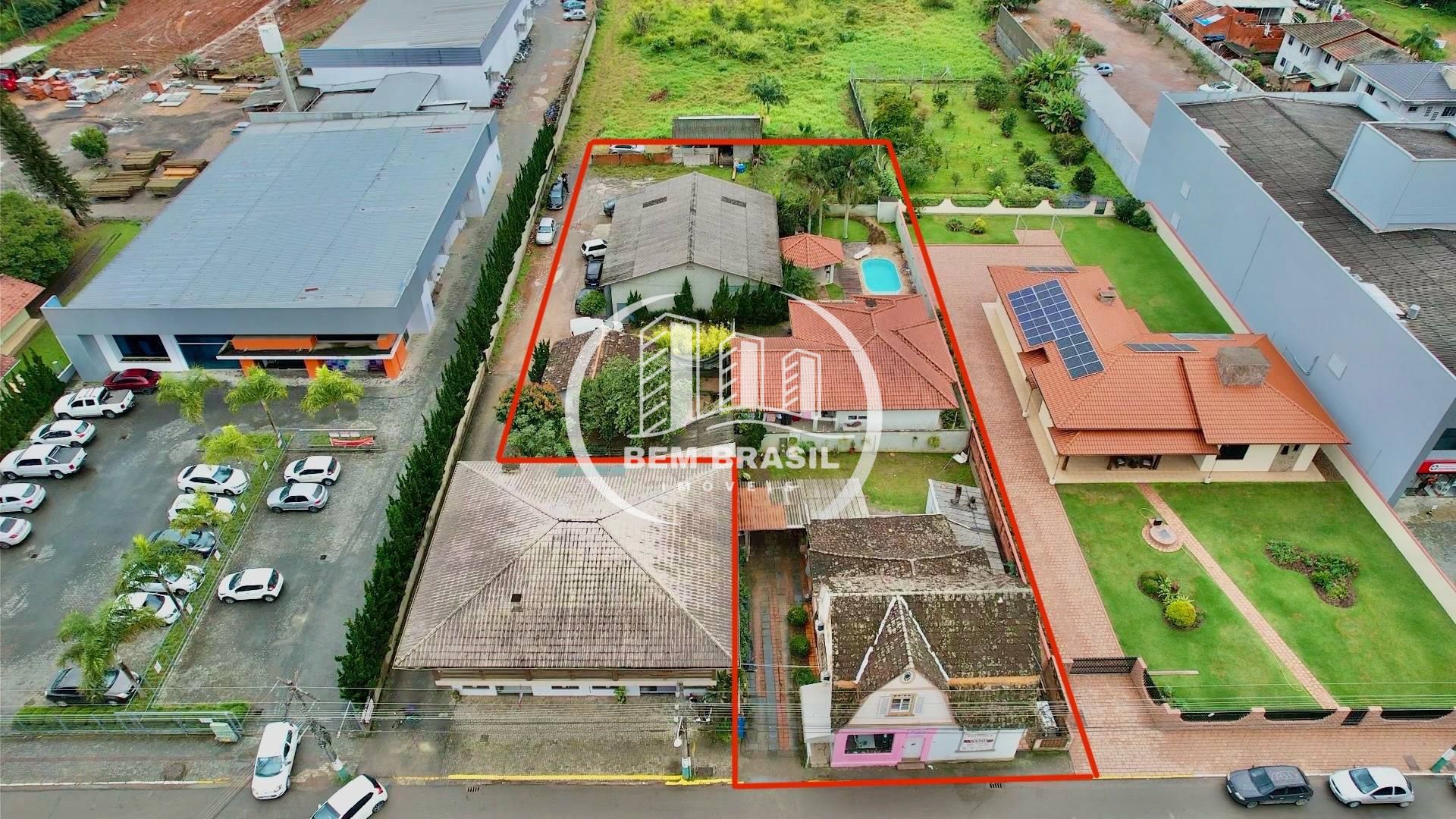 Terreno no centro com dois imóveis comerciais e um imóvel residencial com piscina