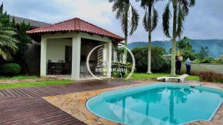 Terreno no centro com dois imóveis comerciais e um imóvel residencial com piscina