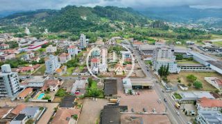 Terreno no centro com dois imóveis comerciais e um imóvel residencial com piscina
