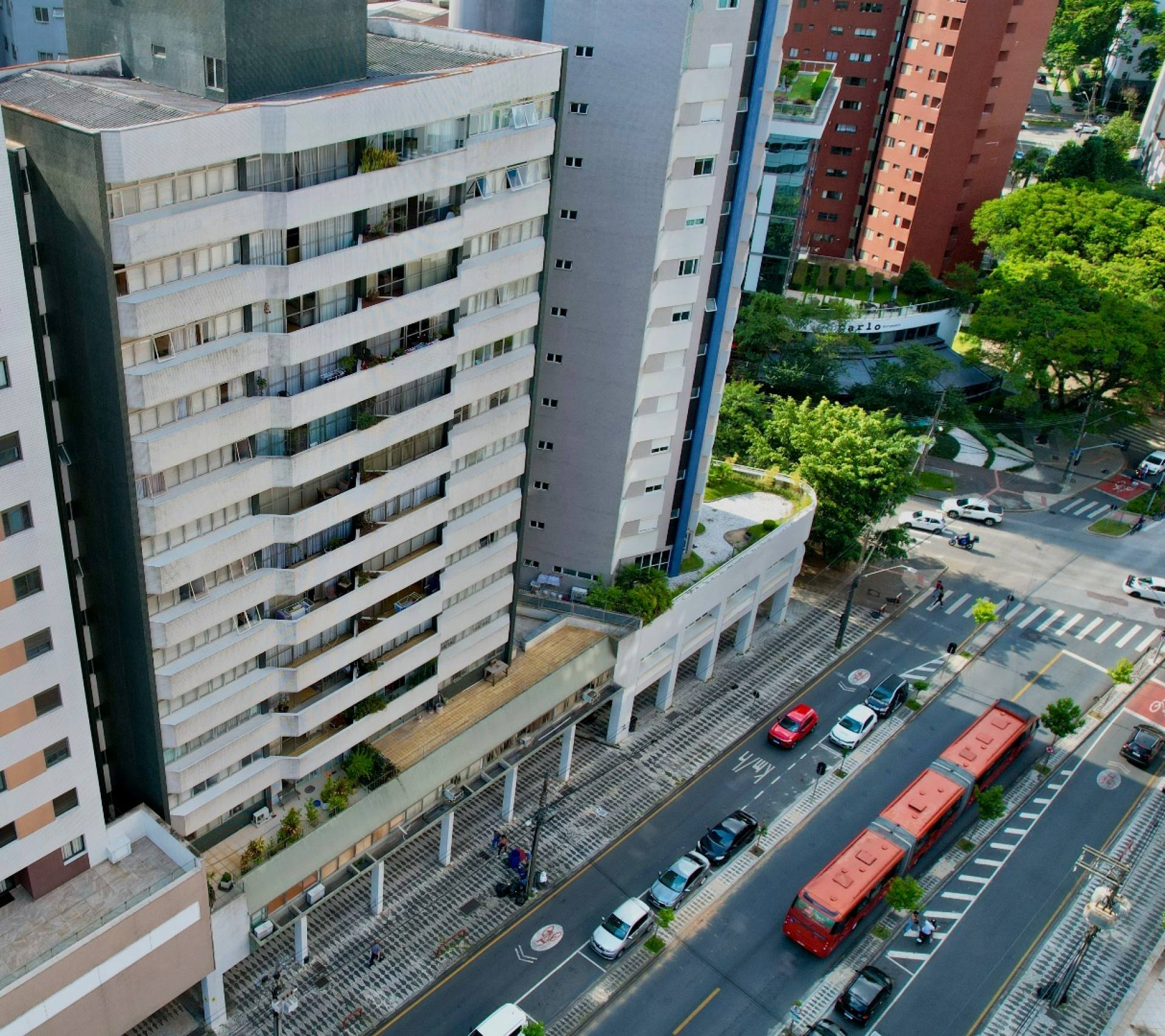 Apartamento Para Vender com 4 quartos sendo 1 suíte na divisa entre os bairros Batel e Água Verde em Curitiba