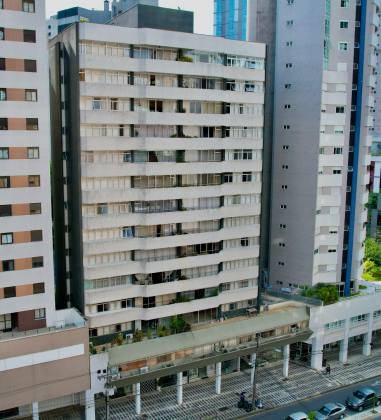 Apartamento Para Vender com 4 quartos sendo 1 suíte na divisa entre os bairros Batel e Água Verde em Curitiba