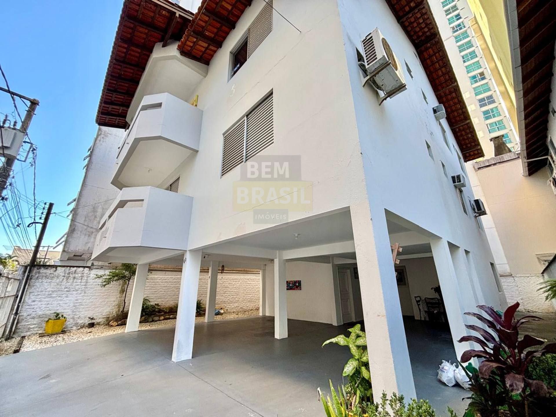 Prédio Exclusivo com 2 Apartamentos amplos no Centro de Balneário Camboriú - Aceita parte em Permuta