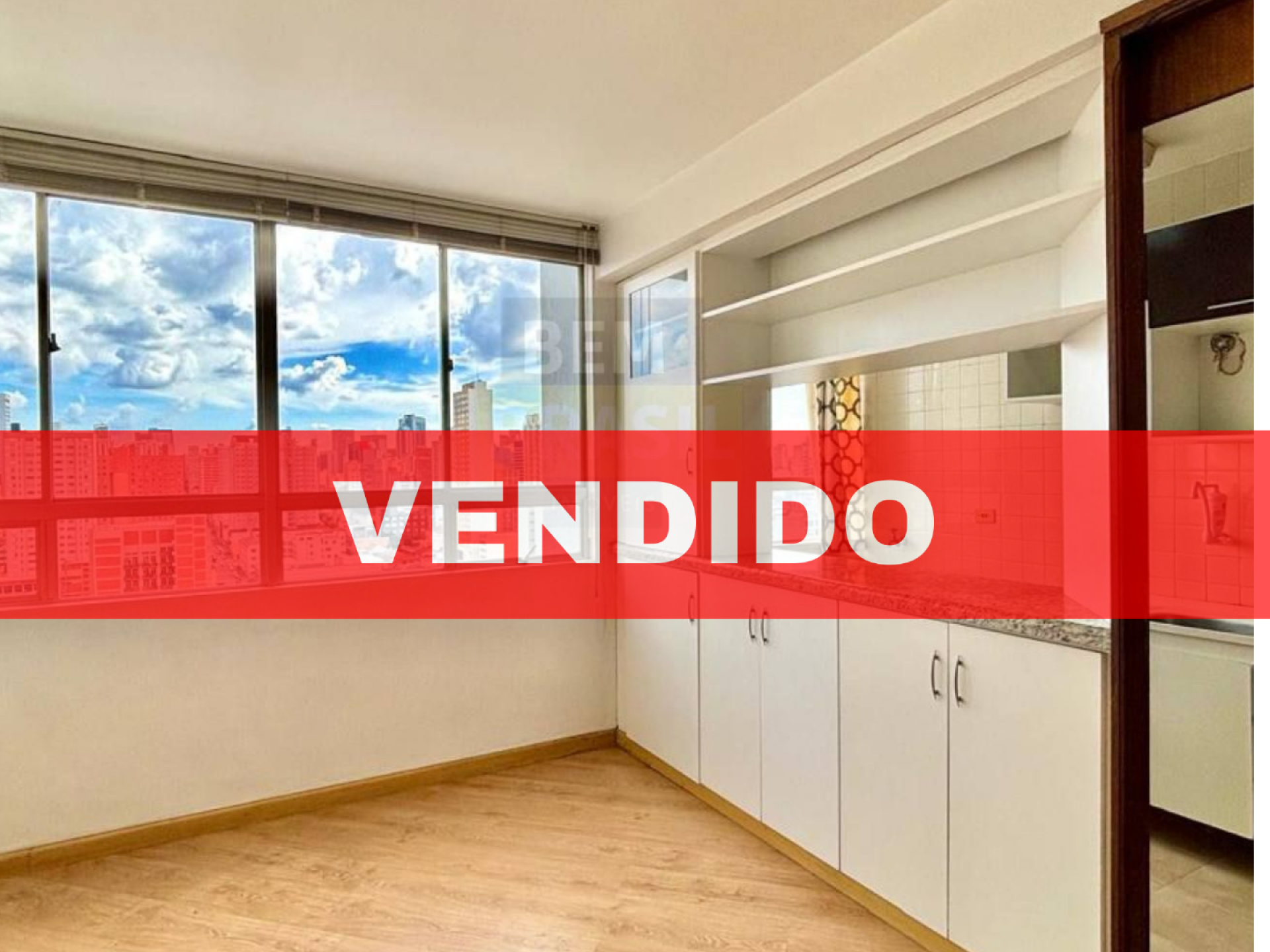 Apartamento 1 Quarto à Venda no Centro de Curitiba - Edifício Nilo Cairo - Andar Alto com Vaga