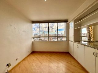 Apartamento 1 Quarto à Venda no Centro de Curitiba - Edifício Nilo Cairo - Andar Alto com Vaga