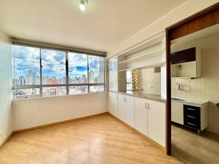 Apartamento 1 Quarto à Venda no Centro de Curitiba - Edifício Nilo Cairo - Andar Alto com Vaga