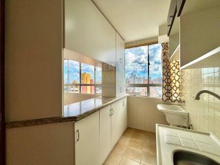 Apartamento 1 Quarto à Venda no Centro de Curitiba - Edifício Nilo Cairo - Andar Alto com Vaga