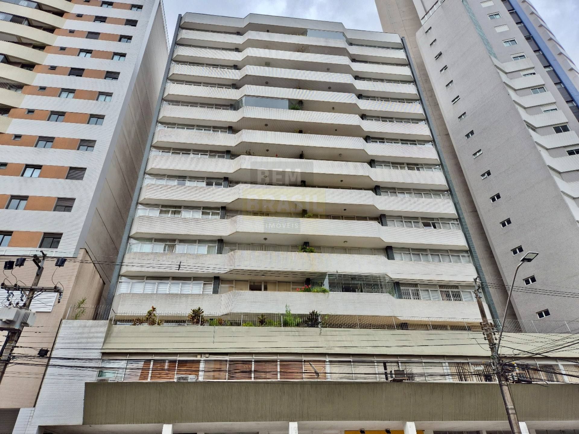 Apartamento Para Alugar com 4 quartos sendo 1 suíte na divisa entre os bairros Batel e Água Verde em Curitiba