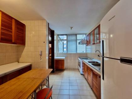 Apartamento Para Alugar com 4 quartos sendo 1 suíte na divisa entre os bairros Batel e Água Verde em Curitiba
