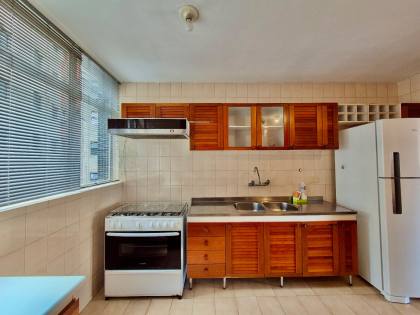 Apartamento Para Alugar com 4 quartos sendo 1 suíte na divisa entre os bairros Batel e Água Verde em Curitiba