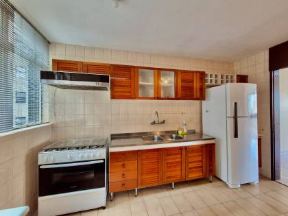 Apartamento Para Alugar com 4 quartos sendo 1 suíte na divisa entre os bairros Batel e Água Verde em Curitiba