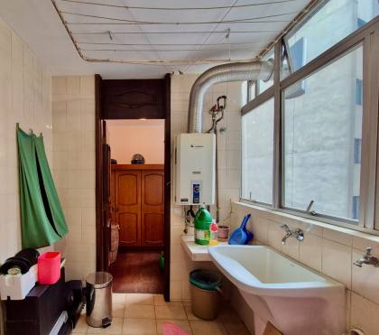 Apartamento Para Alugar com 4 quartos sendo 1 suíte na divisa entre os bairros Batel e Água Verde em Curitiba