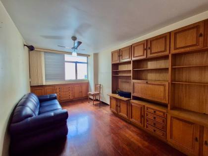 Apartamento Para Alugar com 4 quartos sendo 1 suíte na divisa entre os bairros Batel e Água Verde em Curitiba