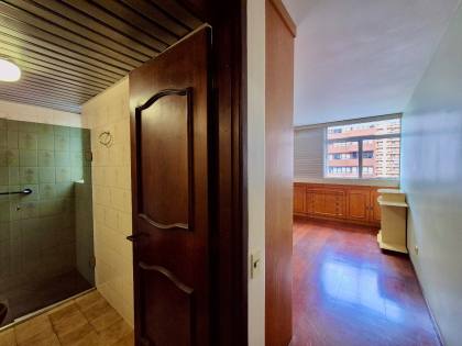 Apartamento Para Alugar com 4 quartos sendo 1 suíte na divisa entre os bairros Batel e Água Verde em Curitiba