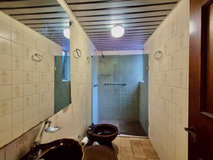 Apartamento Para Alugar com 4 quartos sendo 1 suíte na divisa entre os bairros Batel e Água Verde em Curitiba