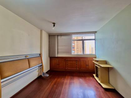Apartamento Para Alugar com 4 quartos sendo 1 suíte na divisa entre os bairros Batel e Água Verde em Curitiba