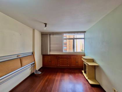 Apartamento Para Alugar com 4 quartos sendo 1 suíte na divisa entre os bairros Batel e Água Verde em Curitiba