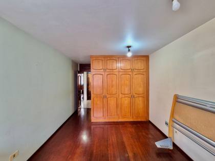 Apartamento Para Alugar com 4 quartos sendo 1 suíte na divisa entre os bairros Batel e Água Verde em Curitiba