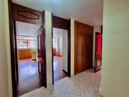 Apartamento Para Alugar com 4 quartos sendo 1 suíte na divisa entre os bairros Batel e Água Verde em Curitiba