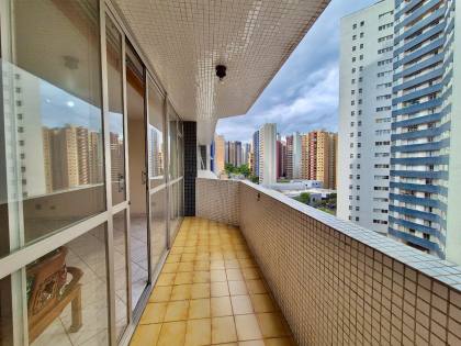 Apartamento Para Alugar com 4 quartos sendo 1 suíte na divisa entre os bairros Batel e Água Verde em Curitiba