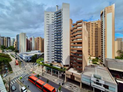 Apartamento Para Alugar com 4 quartos sendo 1 suíte na divisa entre os bairros Batel e Água Verde em Curitiba