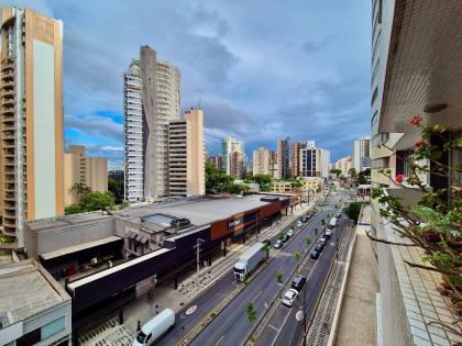 Apartamento Para Alugar com 4 quartos sendo 1 suíte na divisa entre os bairros Batel e Água Verde em Curitiba