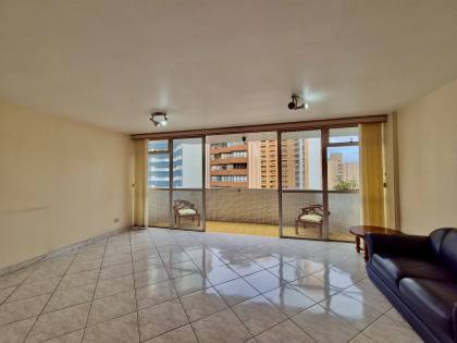 Apartamento Para Alugar com 4 quartos sendo 1 suíte na divisa entre os bairros Batel e Água Verde em Curitiba
