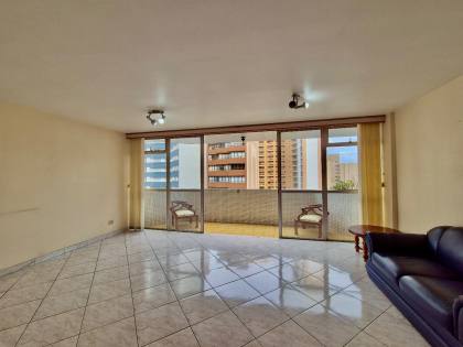 Apartamento Para Alugar com 4 quartos sendo 1 suíte na divisa entre os bairros Batel e Água Verde em Curitiba
