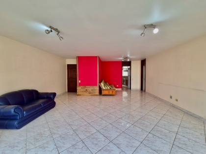 Apartamento Para Alugar com 4 quartos sendo 1 suíte na divisa entre os bairros Batel e Água Verde em Curitiba