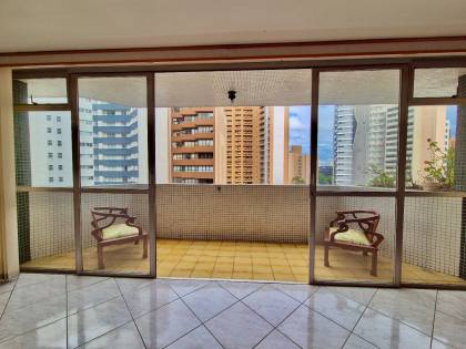 Apartamento Para Alugar com 4 quartos sendo 1 suíte na divisa entre os bairros Batel e Água Verde em Curitiba