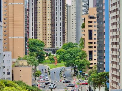 Apartamento Para Alugar com 4 quartos sendo 1 suíte na divisa entre os bairros Batel e Água Verde em Curitiba