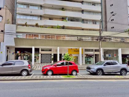 Apartamento Para Alugar com 4 quartos sendo 1 suíte na divisa entre os bairros Batel e Água Verde em Curitiba