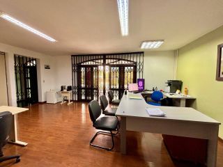 Casa Versátil no Boa Vista: Excelente para Comércio ou Residência com Amplo Terreno e ZR3!
