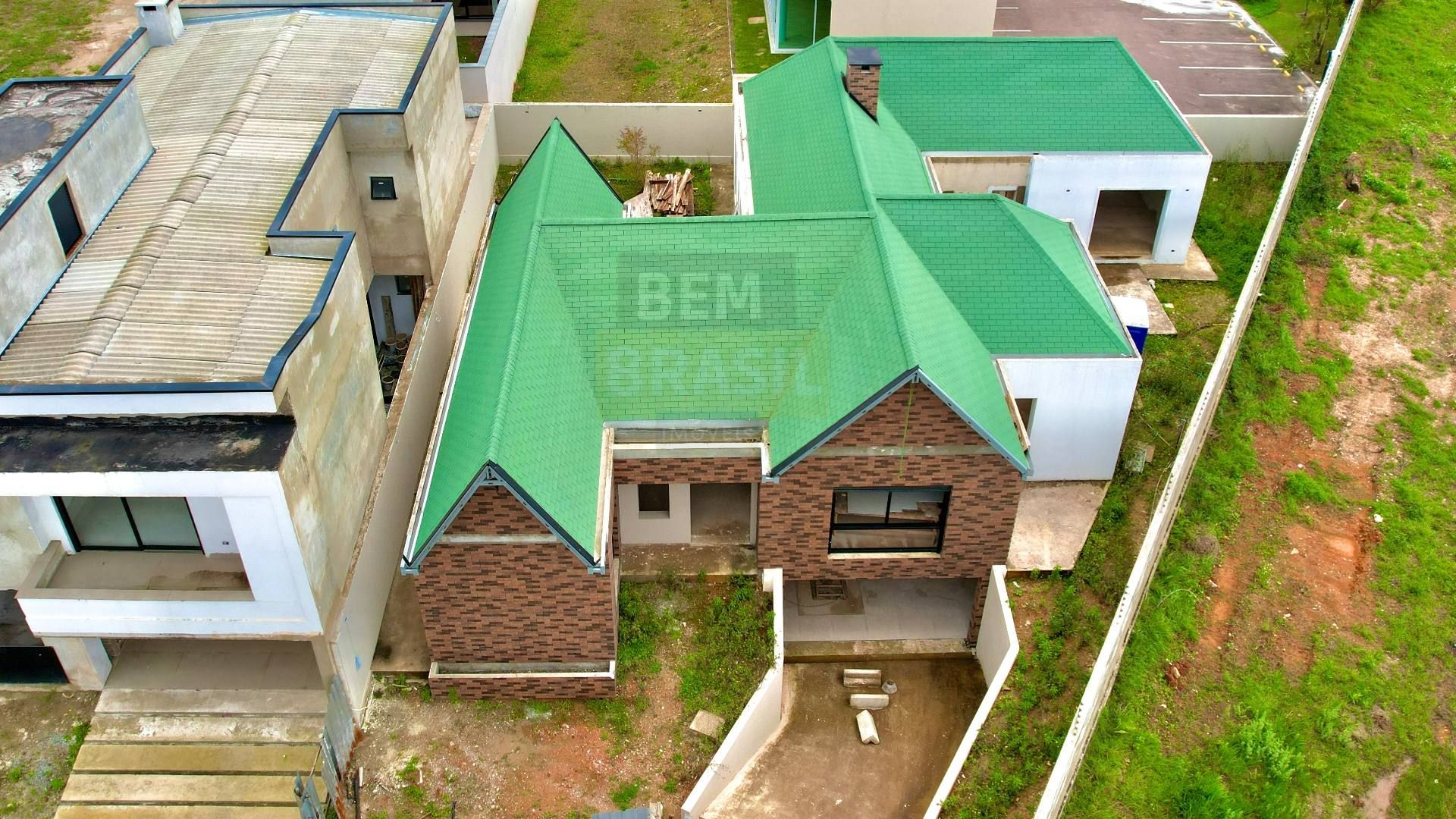 CASA TÉRREA ALTO PADRÃO NO VICENZA: 3 SUÍTES, 327M² E GARAGEM PARA 5 CARROS