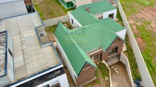 CASA TÉRREA ALTO PADRÃO NO VICENZA: 3 SUÍTES, 327M² E GARAGEM PARA 5 CARROS